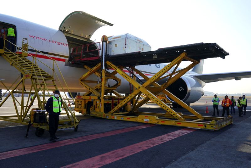 © Reuters. Arrival of a batch of the AstraZeneca's COVID-19 vaccine, in Mexico City