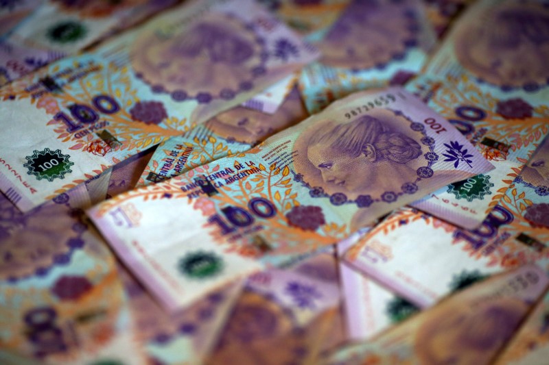 © Reuters. FOTO DE ARCHIVO: Esta imagen muestra billetes de cien pesos argentinos