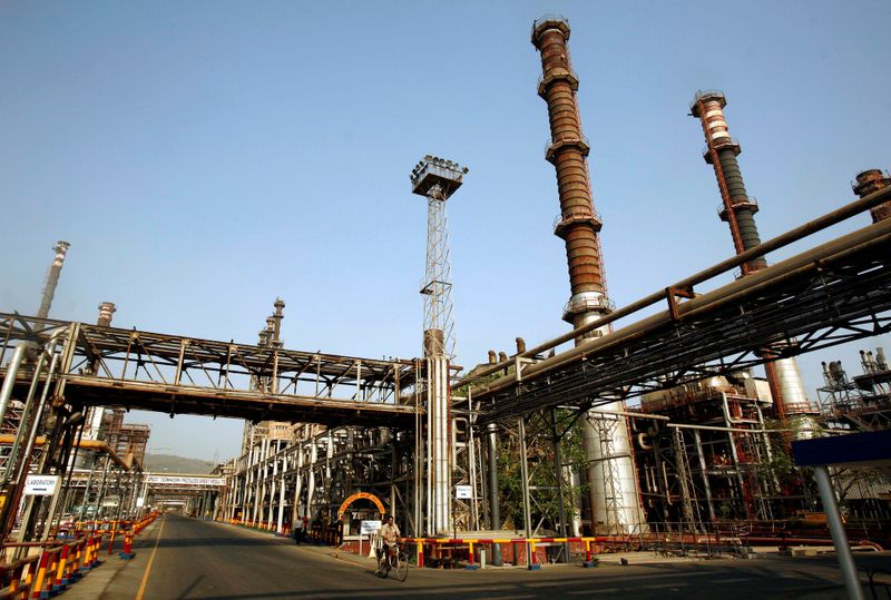&copy; Reuters. حصري-مصادر: شركات تكرير النفط الهندية المملوكة للدولة تستعد لخفض وارداتها من الخام السعودي في مايو