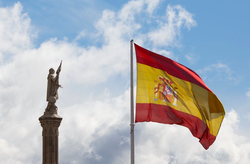 &copy; Reuters. Una vista de la estatua de Cristóbal Colón y una bandera española en la Plaza Colón en Madrid