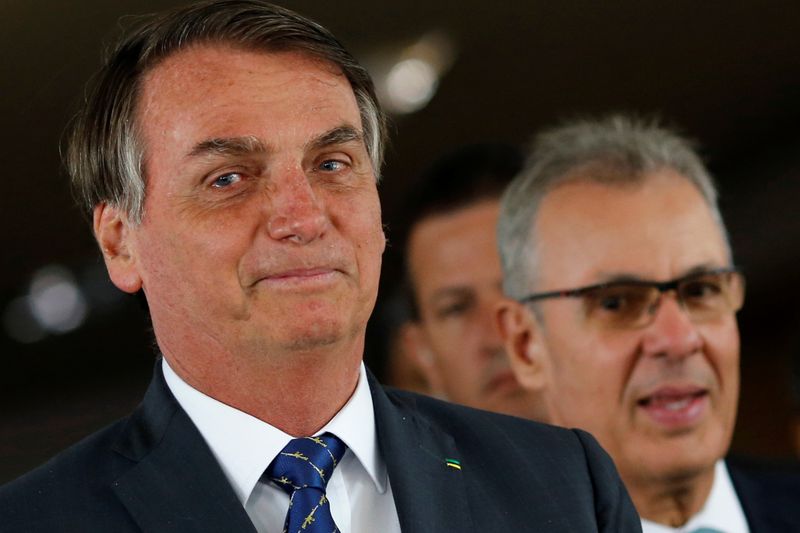 © Reuters. Presidente Jair Bolsonaro ao lado do ministro de Minas e Energia, Bento Albuquerque