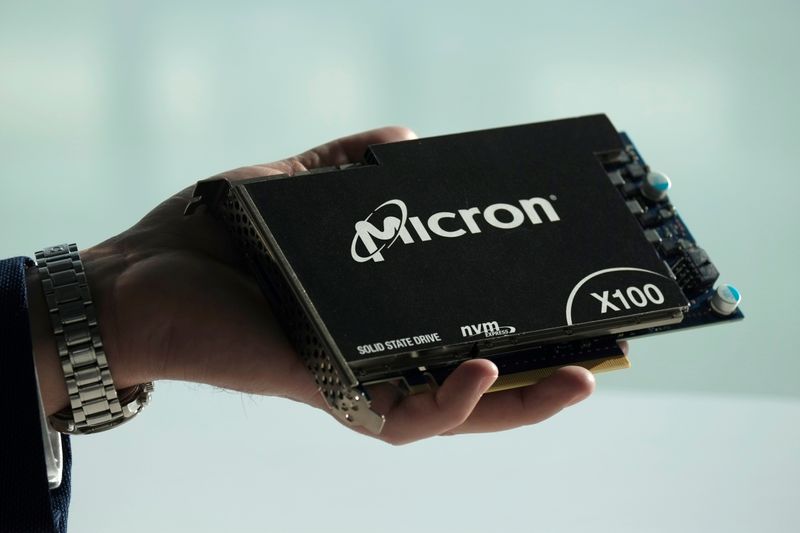 &copy; Reuters. Micron Technology&apos;s solid-state drive for data center customers is presented at a product launch event in San Francisco