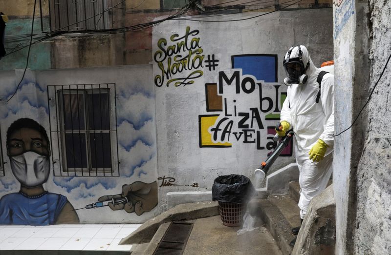 &copy; Reuters. Voluntário desinfecta escada na favela Santa Marta, no Rio de Janeiro