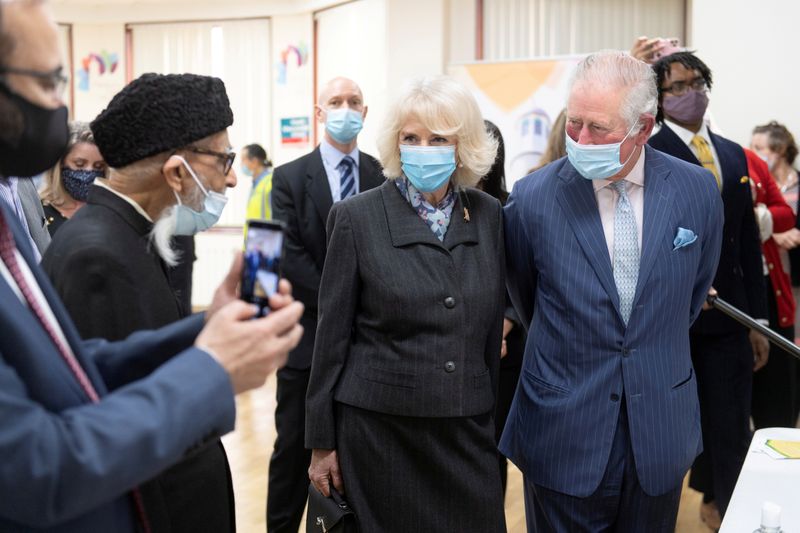 &copy; Reuters. FILE PHOTO: Britain&apos;s Prince Charles, Camilla, Duchess of Cornwall, visit a pop-up COVID-19 vaccination centre at the Finsbury Park Mosque