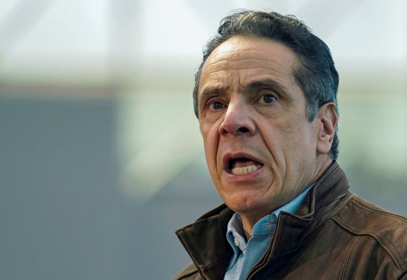 © Reuters. FILE PHOTO: New York Governor Andrew Cuomo tours vaccination site at Javits Center in New York City