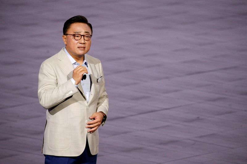 &copy; Reuters. Koh Dong-jin, president of Samsung Electronics&apos; Mobile Communications, speaks during the Galaxy Note 8 smartphone launch event in New York