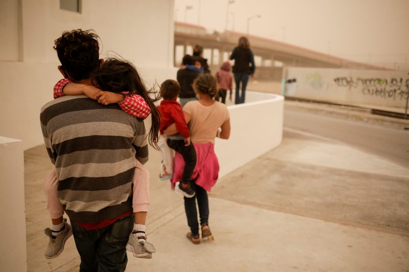 © Reuters. وزير: أمريكا تواجه أكبر موجة مهاجرين في 20 عاما