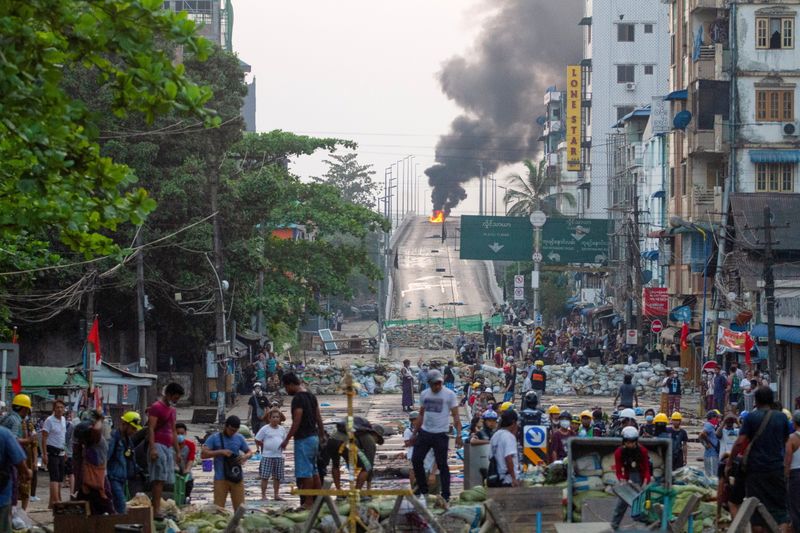 &copy; Reuters. ミャンマー仏教僧侶組織、デモ参加者への暴力停止を国軍に要求