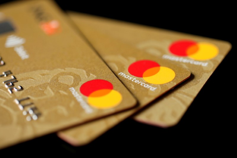&copy; Reuters. FOTO DE ARCHIVO: Imagen que muestra tarjetas de crédito de Mastercard Inc.