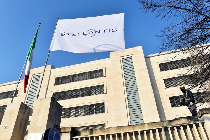 &copy; Reuters. Il logo Stellantis fuori dallo stabilimento Mirafiori a Torino