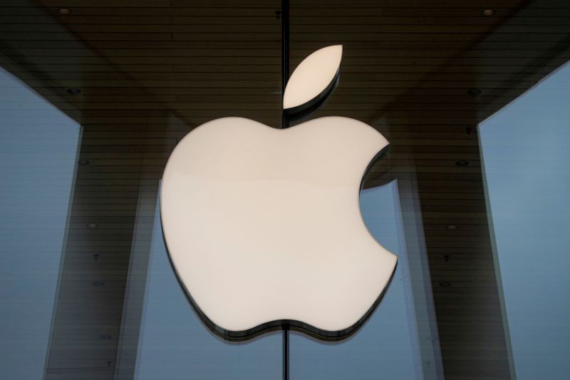 &copy; Reuters. FILE PHOTO: The Apple logo is seen at an Apple Store in Brooklyn, New York, U.S.