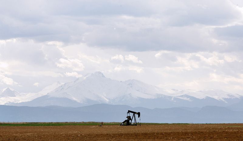 &copy; Reuters. An oil derrick can be seen in a field near Denver, Colorado