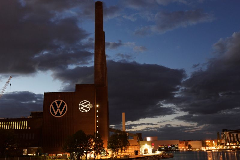 &copy; Reuters. FILE PHOTO: A cartoon of a VW logo squashing the coronavirus is displayed on a building at Volkswagen&apos;s headquarters to celebrate the plant&apos;s re-opening during the spread of the coronavirus disease (COVID-19) in Wolfsburg