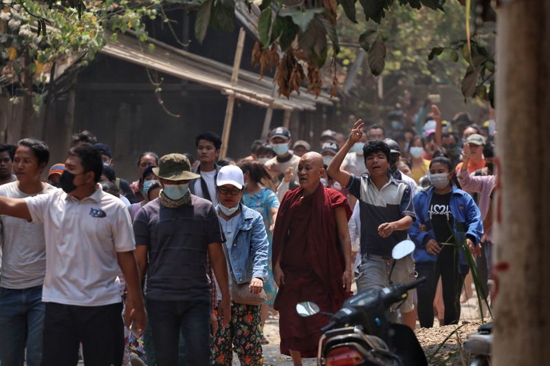 &copy; Reuters. أقوى جماعة بوذية في ميانمار تلوّح بالانشقاق عن السلطة بعد الحملة الدامية