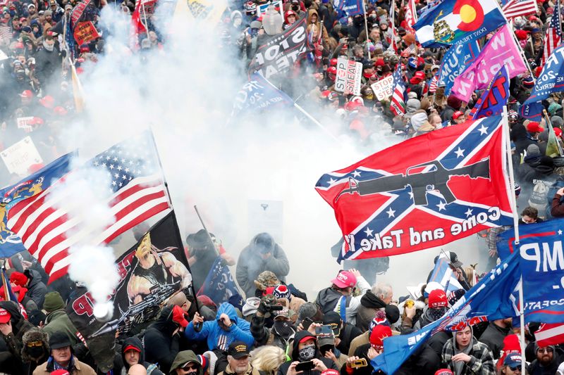 &copy; Reuters. FILE PHOTO: Supporters of U.S. President Donald Trump gather in Washington