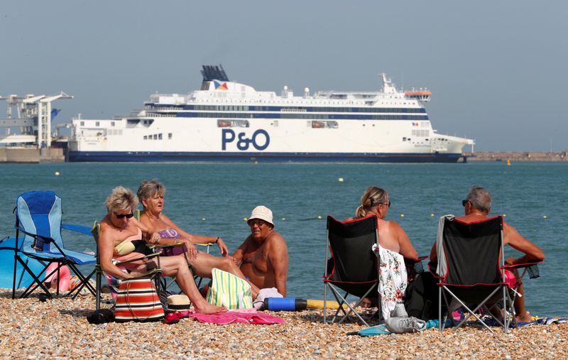 © Reuters. People enjoy the hot weather on the beach in Dover