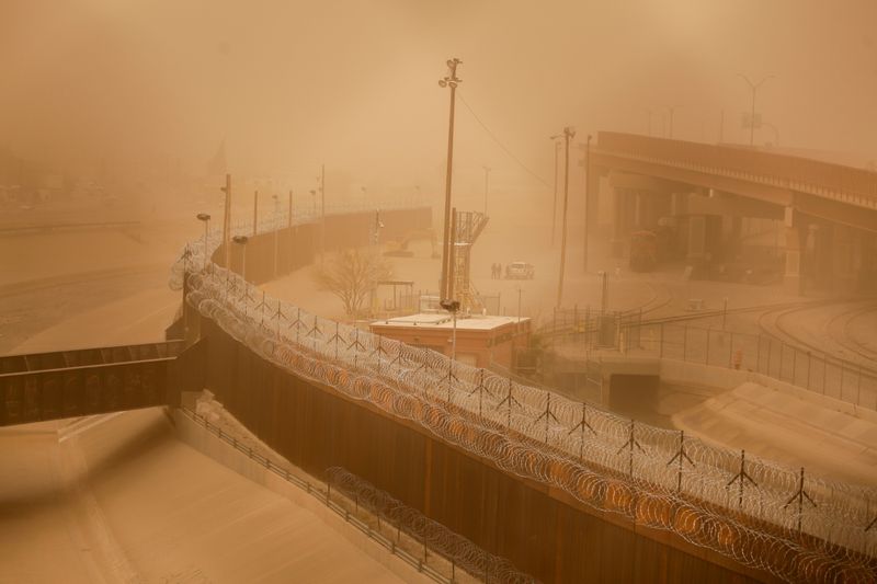 &copy; Reuters. A general view shows a section of the border wall in El Paso, Texas, U.S., during a sandstorm, as seen from Ciudad Juarez