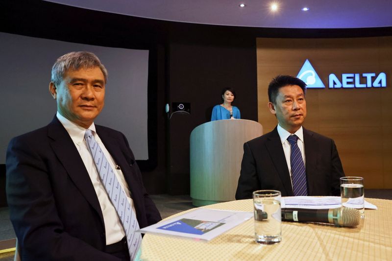 © Reuters. Delta Electronics Chairman Yancey Hai and CEO Ping Cheng before speaking at a press conference in their office building in Taipei