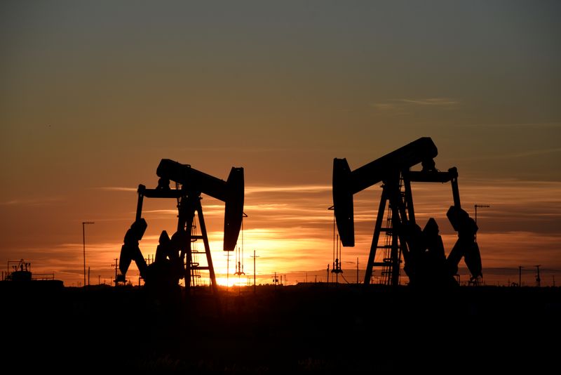 &copy; Reuters. Imagen de archivo de balancines operando durante la puesta de sol en un campo petrolero en Midland