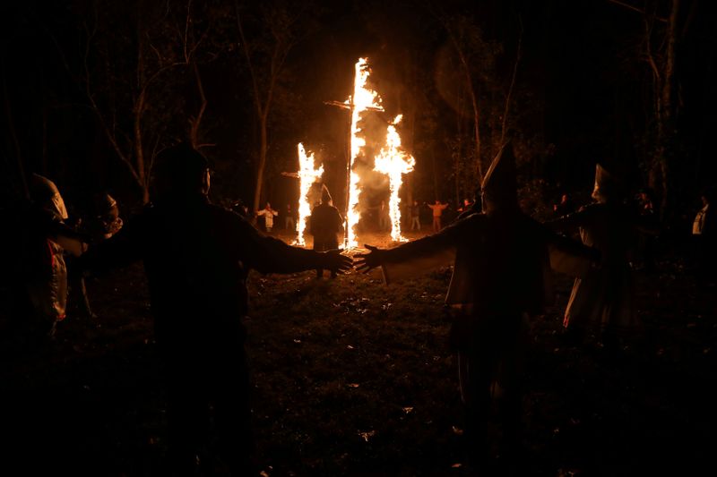 &copy; Reuters. FOTO DE ARCHIVO: Miembros de la Ku Klux Klan observan la quema de cruces en las afueras de Yanceyville, Carolina del Norte, Estados Unidos
