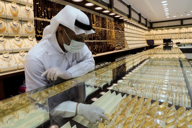 &copy; Reuters. FILE PHOTO: A Saudi jeweller wearing a protective face mask arranges gold jewels at a jewellery store during the holy month of Ramadan, following the outbreak of the coronavirus disease (COVID-19), in Riyadh