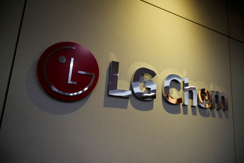 &copy; Reuters. FILE PHOTO: FILE PHOTO: The logo of LG Chem is seen at its office building in Seoul