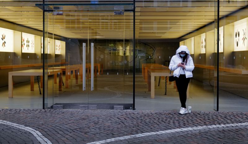&copy; Reuters. Loja vazia da Apple durante lockdown em Frankfurt