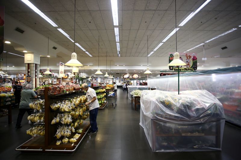 &copy; Reuters. Consumidores fazem compras em supermercado de Porto Alegre em meio a restrições de combate à Covid-19