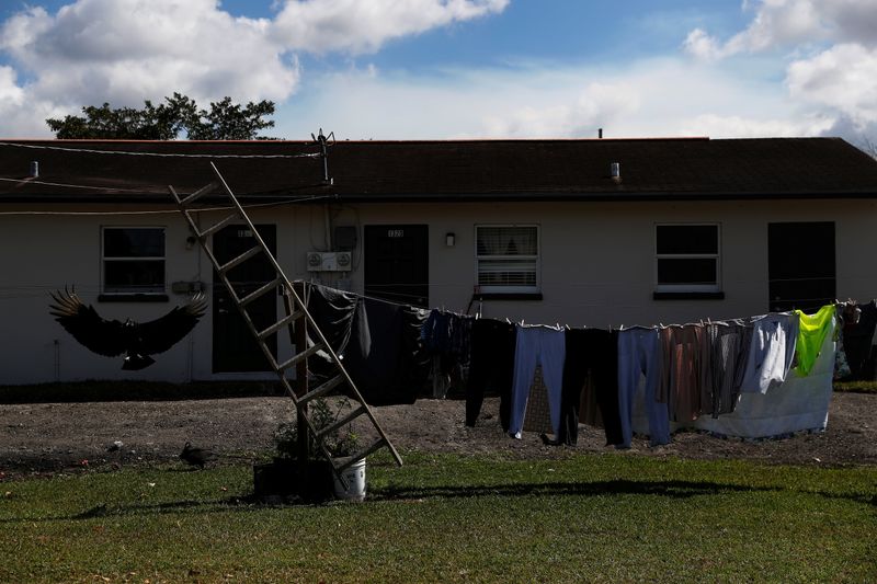 © Reuters. Clothes hang outside to dry behind an apartment as a buzzard flies during the spread of the coronavirus disease (COVID-19) in West Belle Glade, Florida