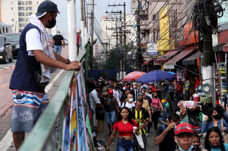 &copy; Reuters. Rua de comércio em São Paulo