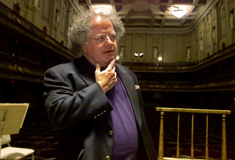 © Reuters. FILE PHOTO: James Levine pauses as he looks over the stage and conductor's podium in Boston's Symphony Hall