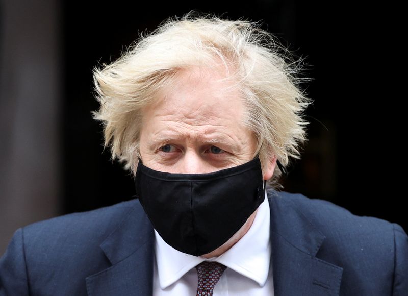 &copy; Reuters. Il primo ministro britannico Boris Johnson lascia Downing Street a Londra