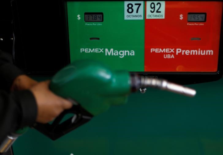 &copy; Reuters. En la imagen de archivo unos surtidores de combustible en una gasolinera de Pemex en Ciudad de México.