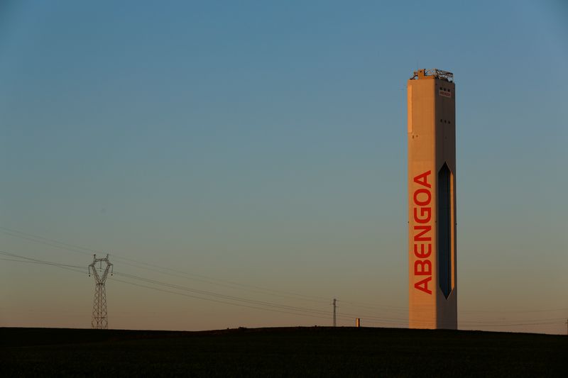 &copy; Reuters. FOTO DE ARCHIVO: Una torre de Abengoa en Sanlúcar la Mayor