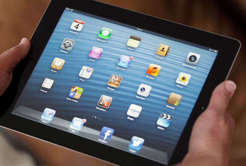 © Reuters. Uso de iPad, da Apple, em Bordeaux, França