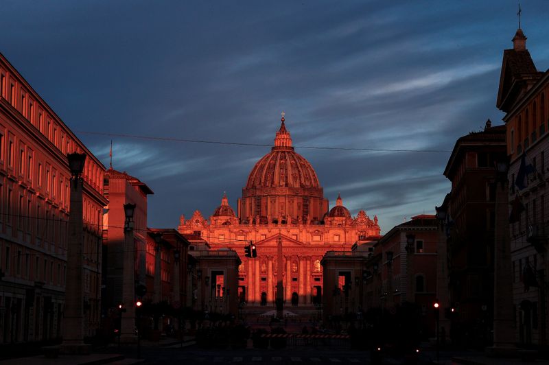 &copy; Reuters. FILE PHOTO: Pope Francis holds the first weekly general audience to readmit the public since the coronavirus disease (COVID-19) outbreak, at the Vatican