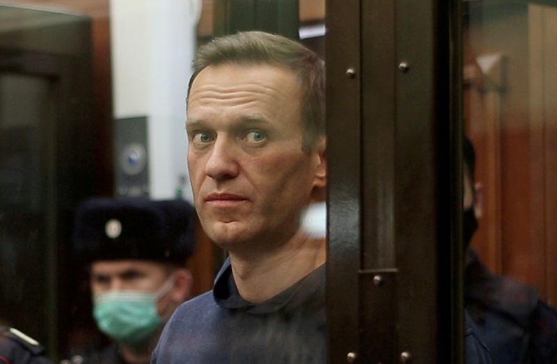 © Reuters. FILE PHOTO: Russian opposition leader Navalny attends a court hearing in Moscow