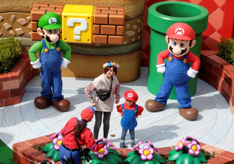 © Reuters. Mario and Luigi characters greet visitors inside Super Nintendo World at the Universal Studios Japan theme park in Osaka, Japan