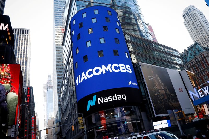 © Reuters. FILE PHOTO: The ViacomCBS logo is displayed on the Nasdaq MarketSite to celebrate the company's merger, in New York