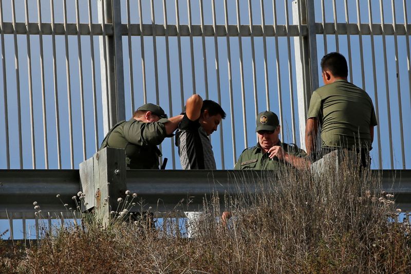 &copy; Reuters. Imigrantes são detidos na fronteira dos EUA com o México