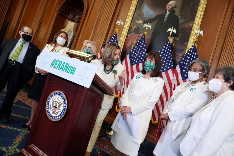 © Reuters. U.S. House Speaker Pelosi participates in a news conference after House passage of a bill aimed at advancing the Equal Rights Amendment for women’s rights, at the U.S. Capitol in Washington