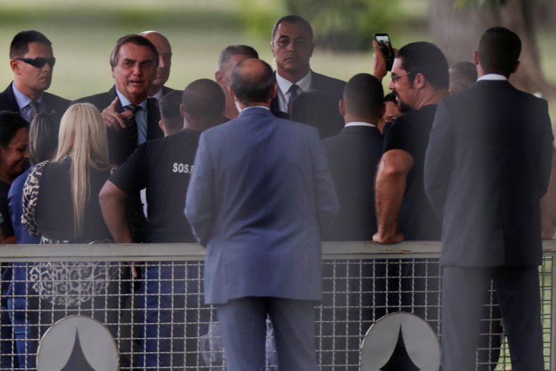 &copy; Reuters. Presidente Jair Bolsonaro conversa com apoiadores na entrada do Palácio da Alvorada
