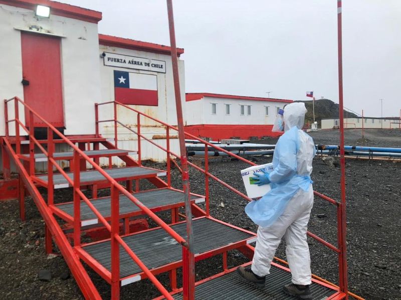 &copy; Reuters. Profissional de saúde carrega doses de vacina contra Covid-19 em base chilena na Antártida