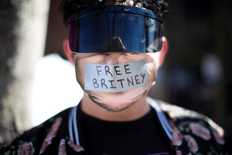 © Reuters. A supporter wears a personal protective mask while rallying for pop star Britney Spears during a conservatorship case hearing at Stanley Mosk Courthouse in Los Angeles