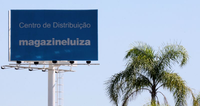 © Reuters. Logo do Magazine Luiza em centro de distribuição em Louveira (SP)
