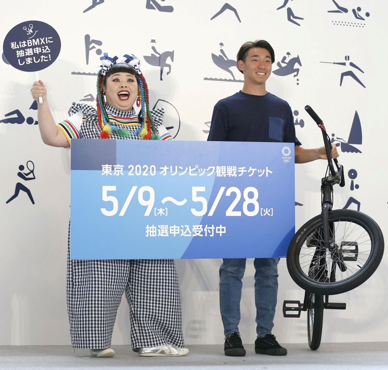 © Reuters. Naomi Watanabe poses at an event to promote the application process for tickets for the Tokyo 2020 Olympic Games in Tokyo