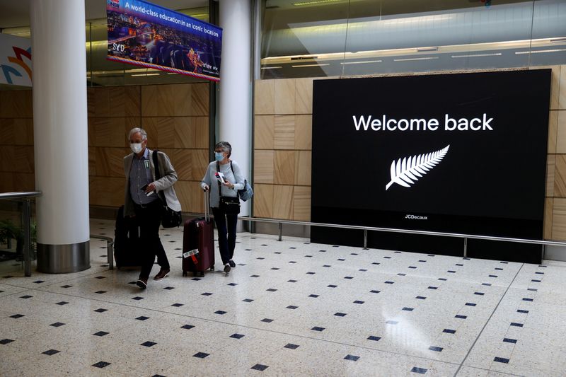 © Reuters. FILE PHOTO: Passengers arrive from New Zealand after the Trans-Tasman travel bubble opened overnight, at Sydney Airport