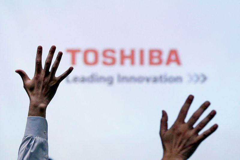 &copy; Reuters. FILE PHOTO: Reporters raise their hands for a question during a news conference by Toshiba Corp CEO Satoshi Tsunakawa at the company headquarters in Tokyo