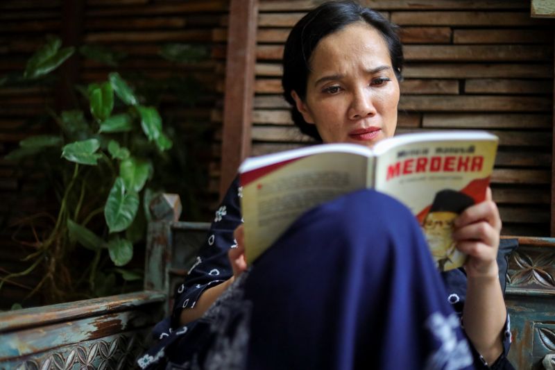 &copy; Reuters. Ifa Hanifah Misbach, a psychologist and university lecturer, reads a book in Jakarta