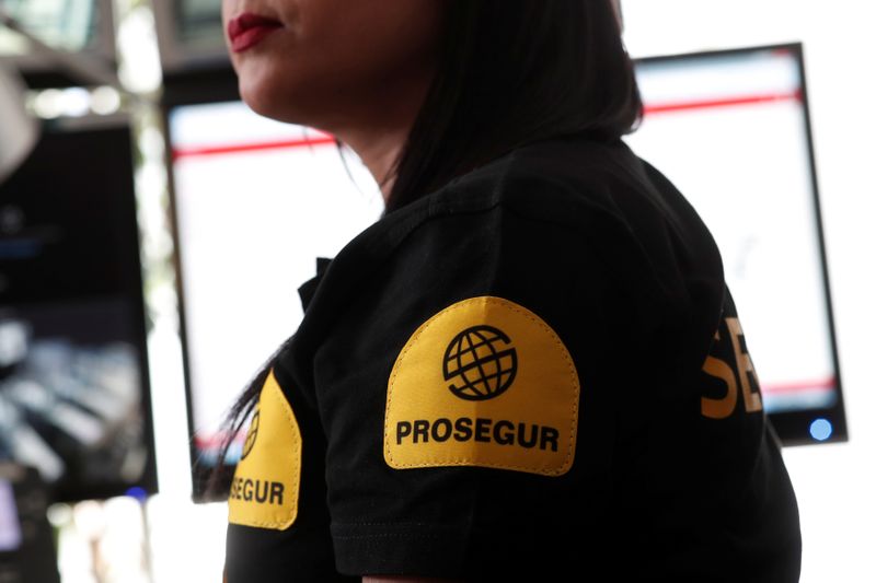 &copy; Reuters. Una empleada de Prosegur en Saint-Lazare, en París, Francia, el 20 de marzo de 2018